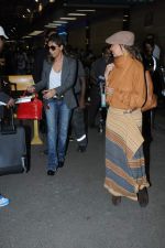 Gauri Khan and Parmeshwar Godrej leave for London _ Mumbai on 23rd Nov 2012 (14).JPG